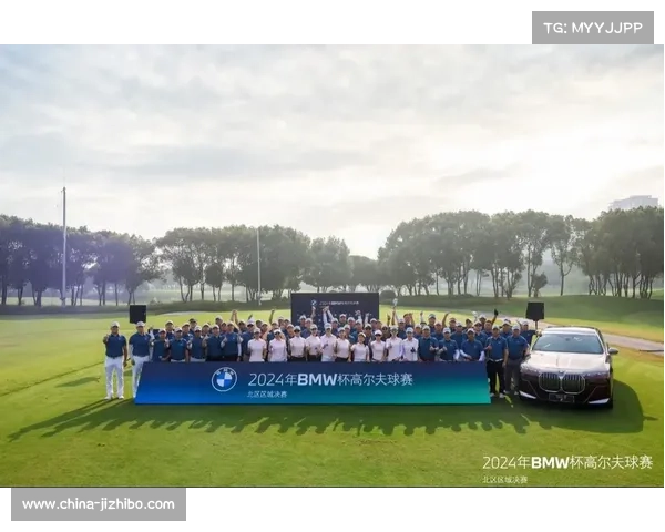 【高尔夫联赛·赛中·特写》BMW锦标赛苍蝇推动静止球进洞，慢镜头回放揭示规则判定依据